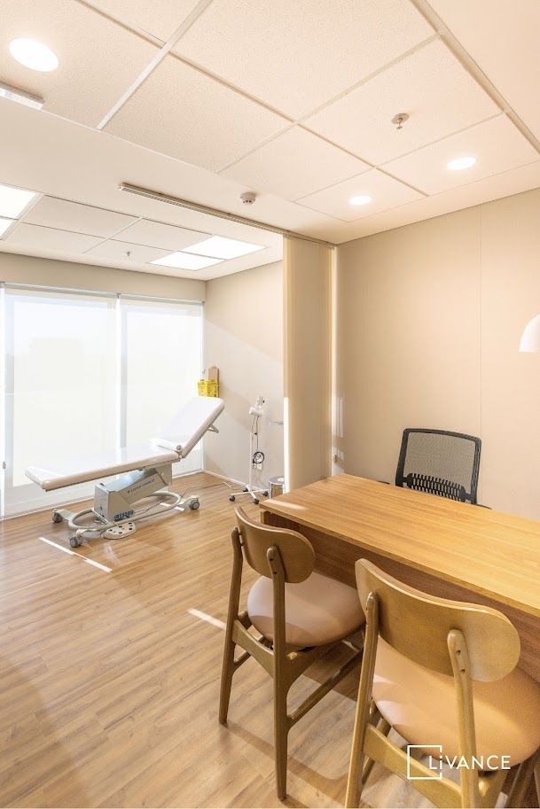 Sala de procedimentos estéticos equipada e higienizada
